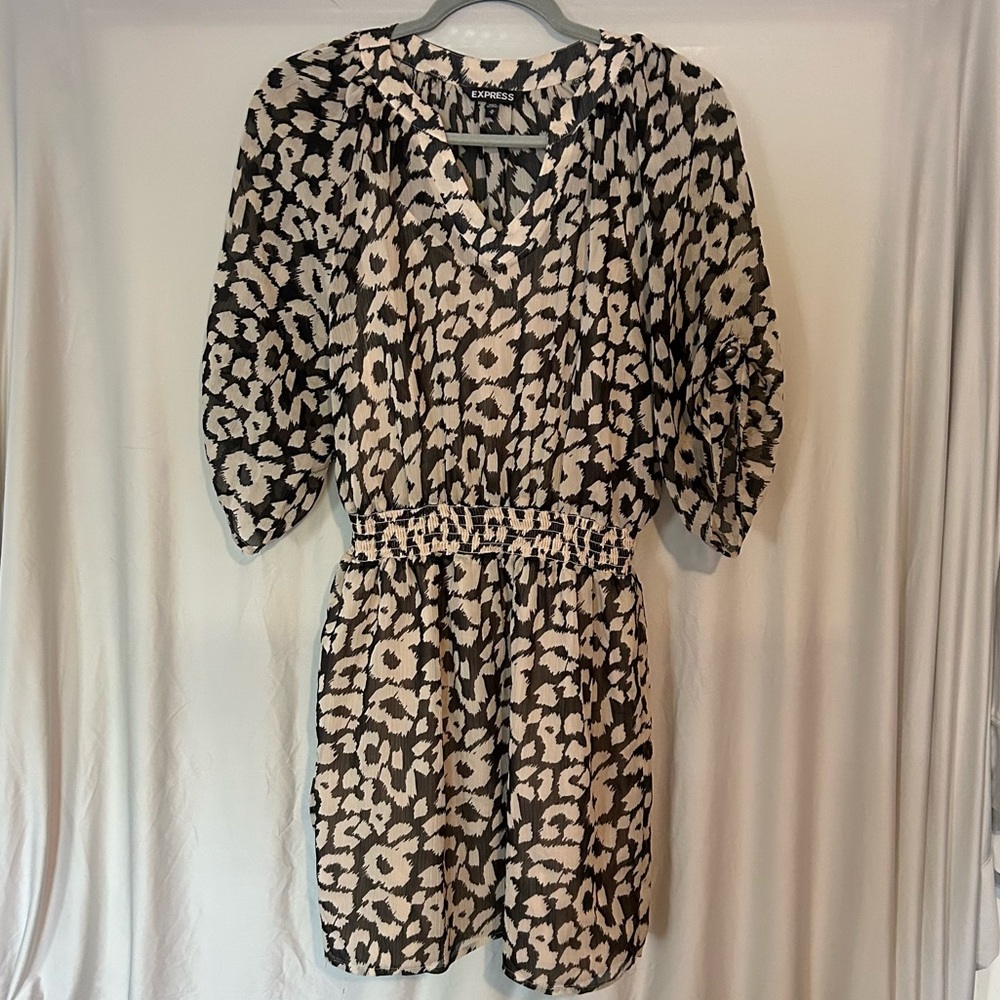 Women’s Express Flowy Dress Size Medium 3/4 Sleeve Black & Tan Semi Formal Print
